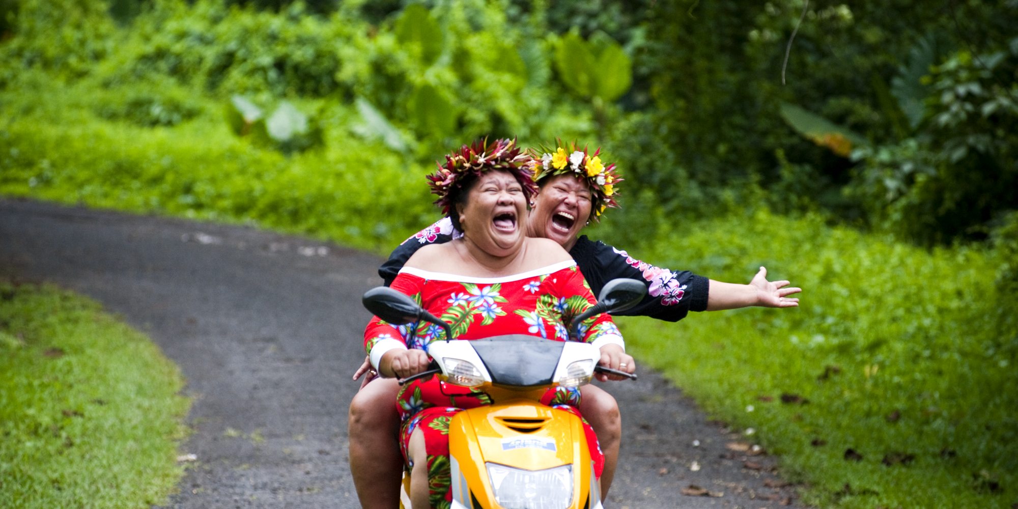 vrolijke dames op scooter | cookeilanden
