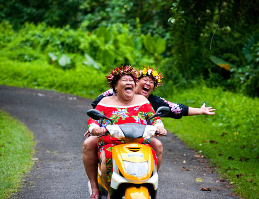 Dames op een scooter | vakantie Cook Eilanden