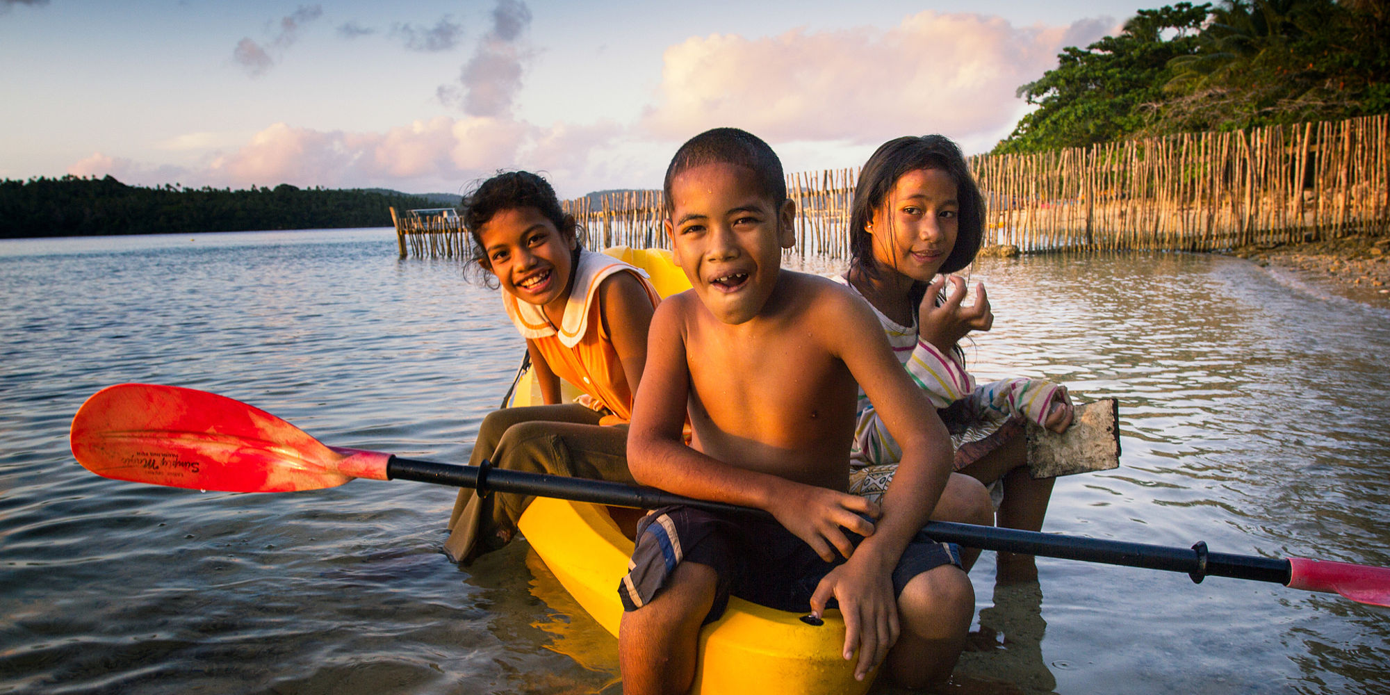 Tongaanse kinderen in kano | vakantie tonga