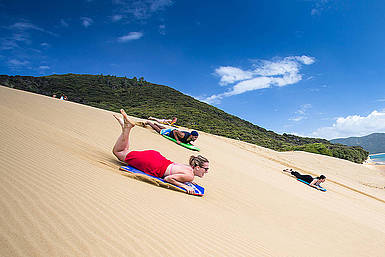 Sandboarden tijdens de All of New Zealand groepsreis Sandboarden | groepsreis nieuw zeeland